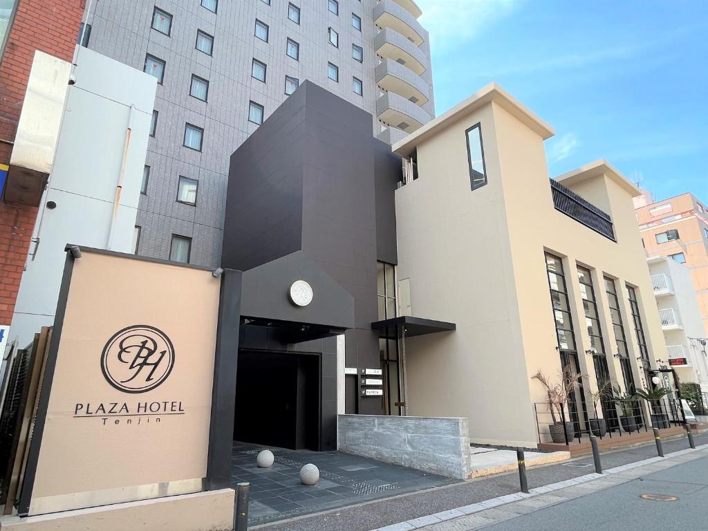 福冈Plaza Hotel Tenjin的一座带有标牌的建筑,上面标有广场酒店