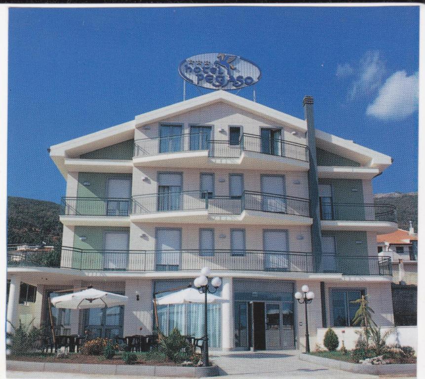 圣乔瓦尼·罗通多Hotel Pegaso的一座建筑的顶部有天线