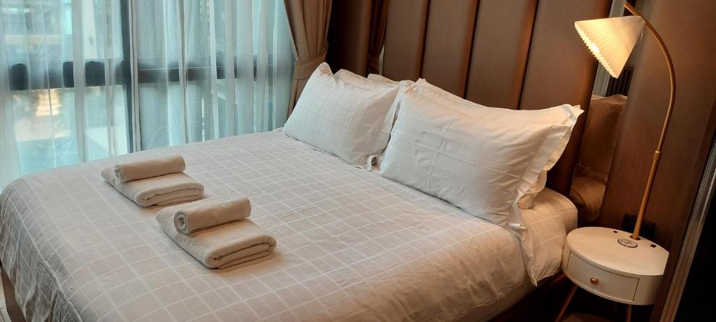 Ban Huai Sok NoiExeclusive Suite 209 by Forest Khaoyai的一间卧室配有带毛巾的床