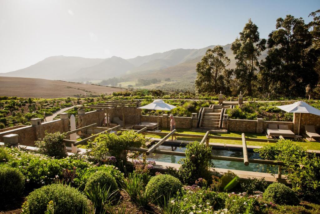 斯坦福Stanford Valley Country Lodge的花园中设有游泳池