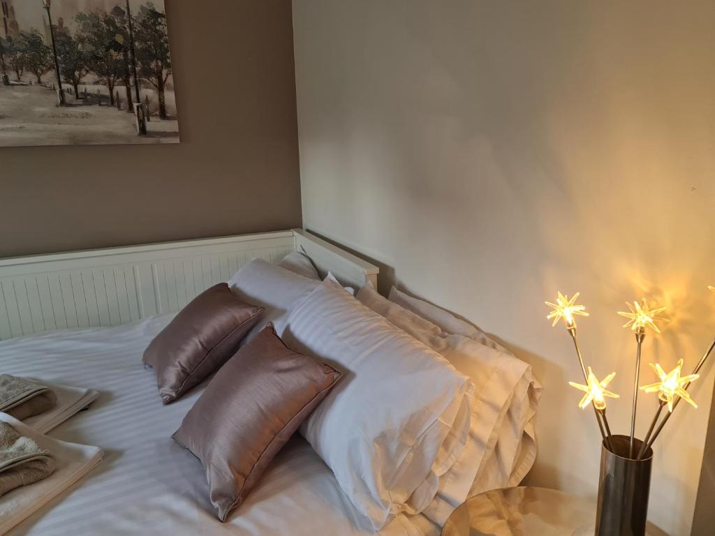 GurnardCeCe's的一间卧室配有一张带枕头和桌子的床
