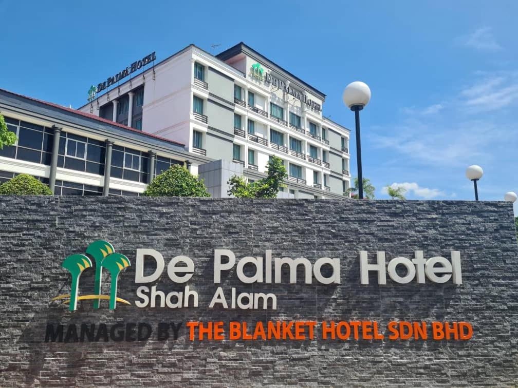 莎阿南De Palma Hotel Shah Alam的一座建筑前的棕榈酒店标志