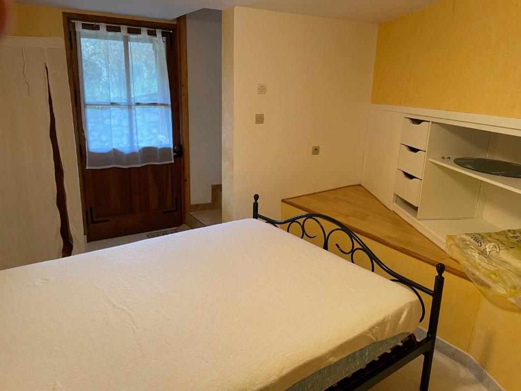 Capoulet-et-JunacChalet des Pyrénées的带床的客房,位于带窗户的厨房