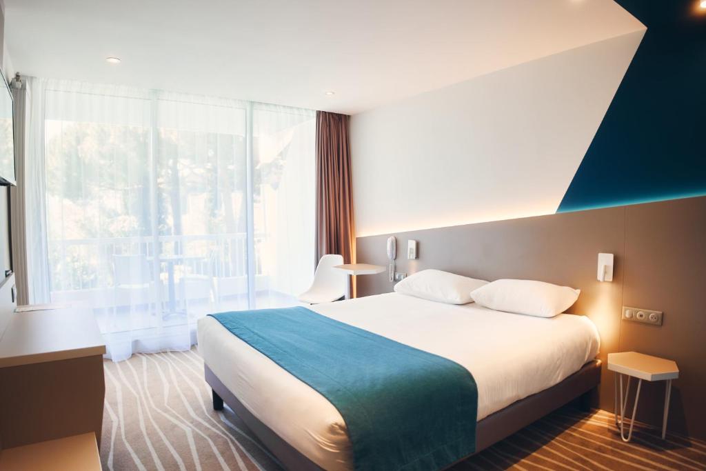 拉格朗德默特克扎尔酒店的酒店客房设有一张床和一个大窗户