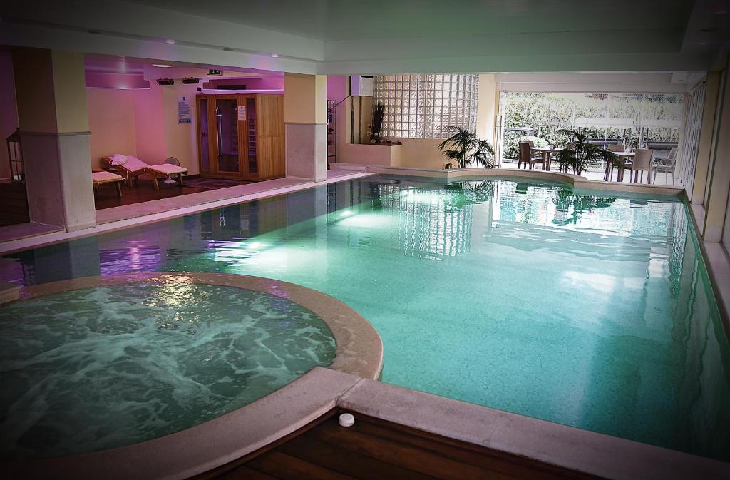 代森扎诺-德尔加达海军上将埃姆雷别墅酒店的在酒店房间的一个大型游泳池
