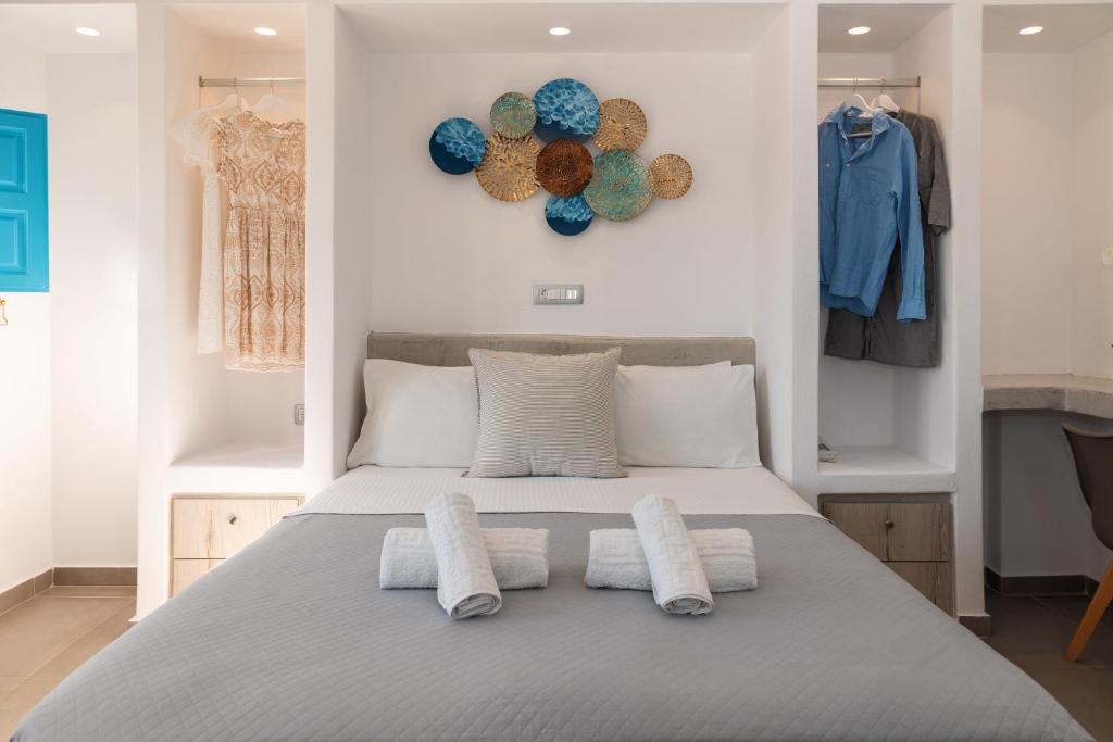 佩里萨佩里萨湾酒店的一间卧室配有一张大床和两个枕头