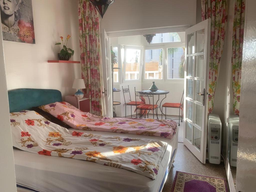阿加迪尔Appartment Avenue Hassan II的一间卧室设有一张床、一个窗口和一张桌子