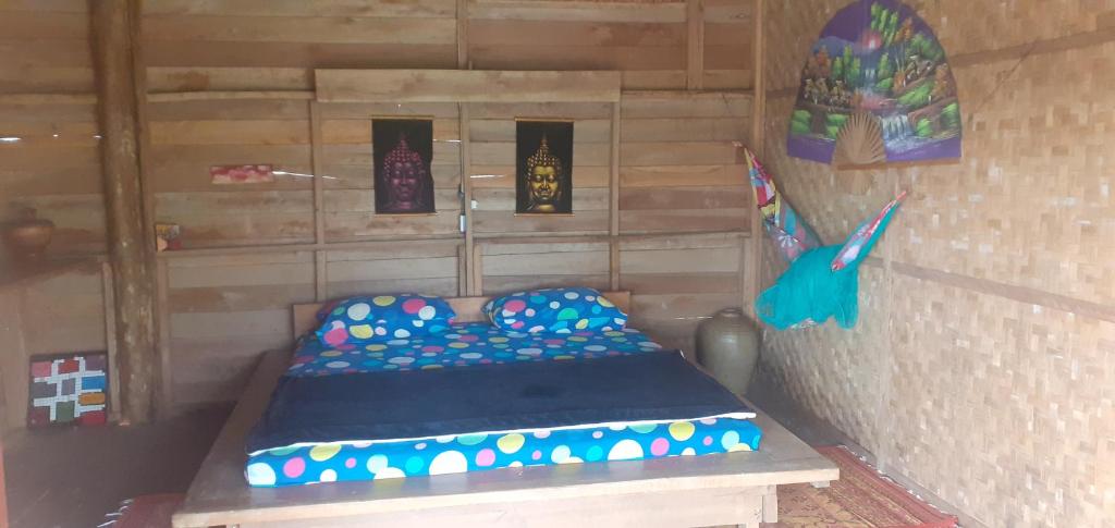 Ban KiangtatTad Lo - FANDEE ISLAND - Mountain House - Bolaven Loop Pakse的卧室配有一张床