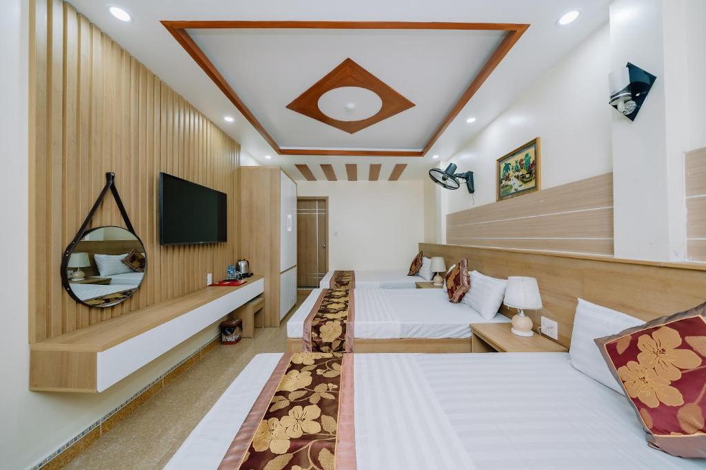 吉婆岛我玉酒店的一间酒店客房,设有两张床和电视