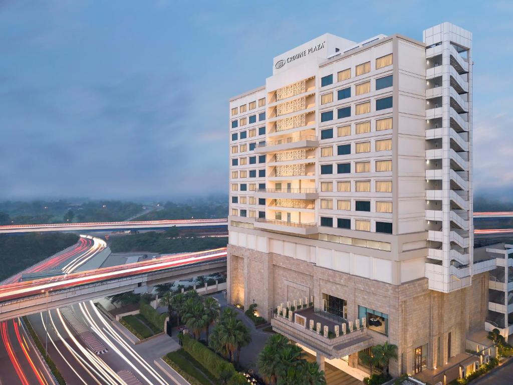 新德里新德里玛玉尔豪尔诺伊达皇冠假日酒店的公路交汇处的旅馆 ⁇ 形
