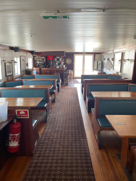 卑尔根Showboat的一间配备有蓝色椅子和桌子的用餐室