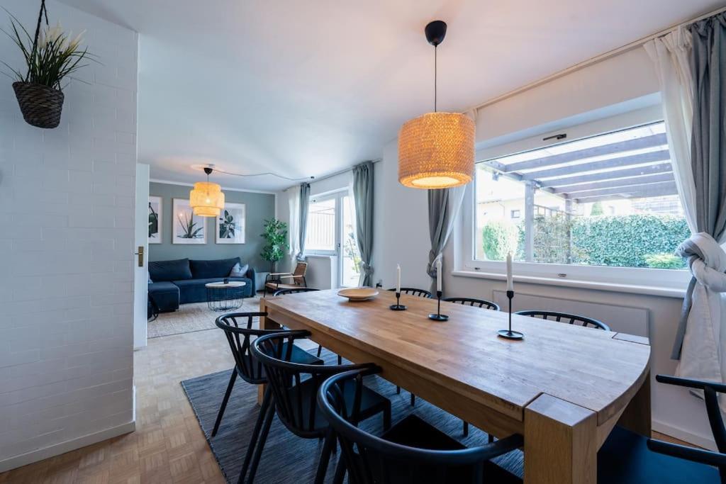 因斯布鲁克Kuscheliges Häuschen in idyllischer Nachbarschaft的用餐室以及带木桌和椅子的客厅。