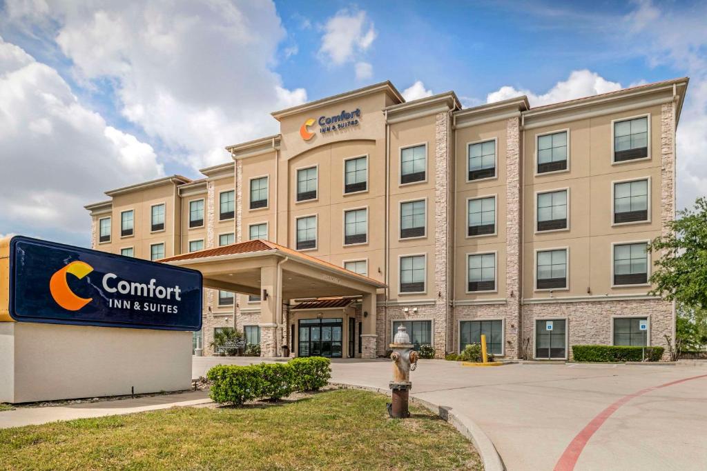 沃思堡Comfort Inn & Suites Fort Worth - Fossil Creek的前面有消防栓的建筑