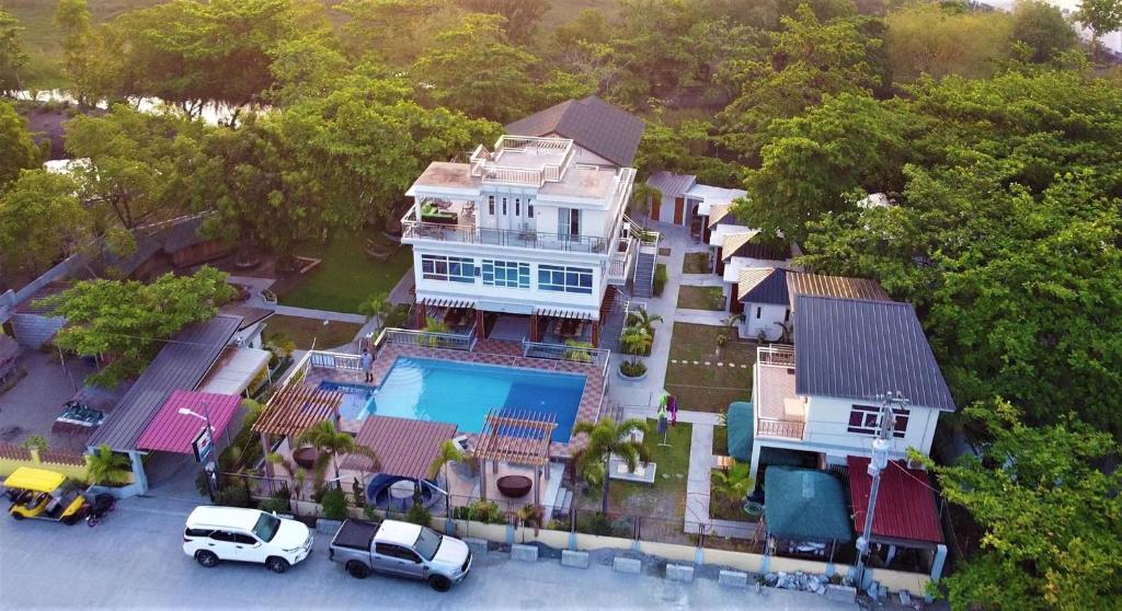 圣安东尼奥Youhan Beach Resort的享有带游泳池的房屋的空中景致