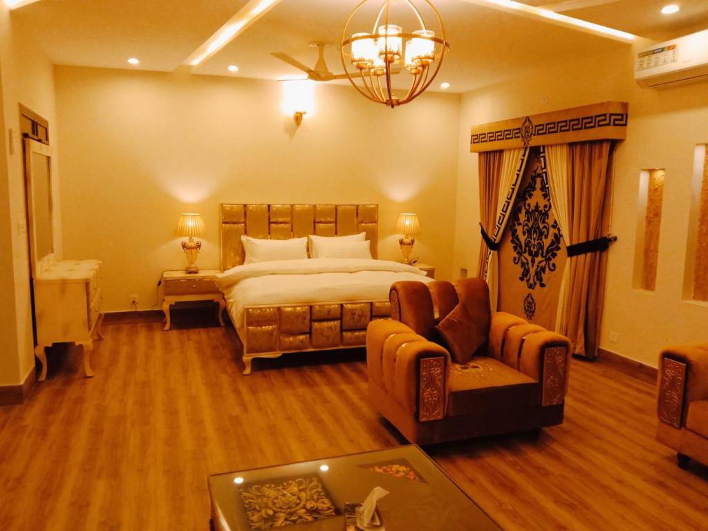 伊斯兰堡BED & Breakfast ISLAMABAD的一间卧室配有一张床、一张沙发和一张桌子