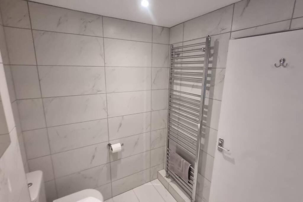 利明顿Spacious self contained flat in superb location的带淋浴和卫生间的白色浴室