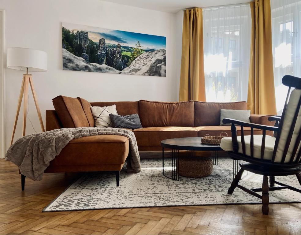 梅图耶河畔特普利采Apartmán Teplice nad Metují的客厅配有棕色沙发和桌子