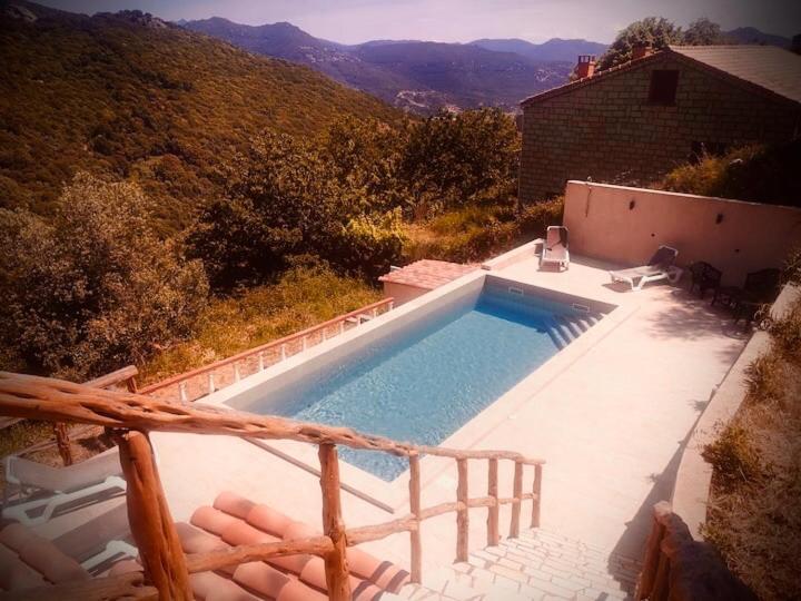 奥尔梅托Casa Stella的山景游泳池