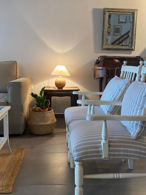 毕达哥利翁Beachfront House Pythagorion的一间带两张床和一张沙发的客厅