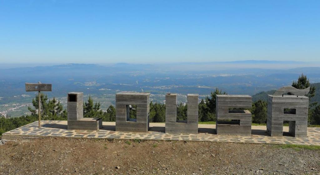 洛萨Lousã Varandas House的山顶上的一个纪念碑,享有风景