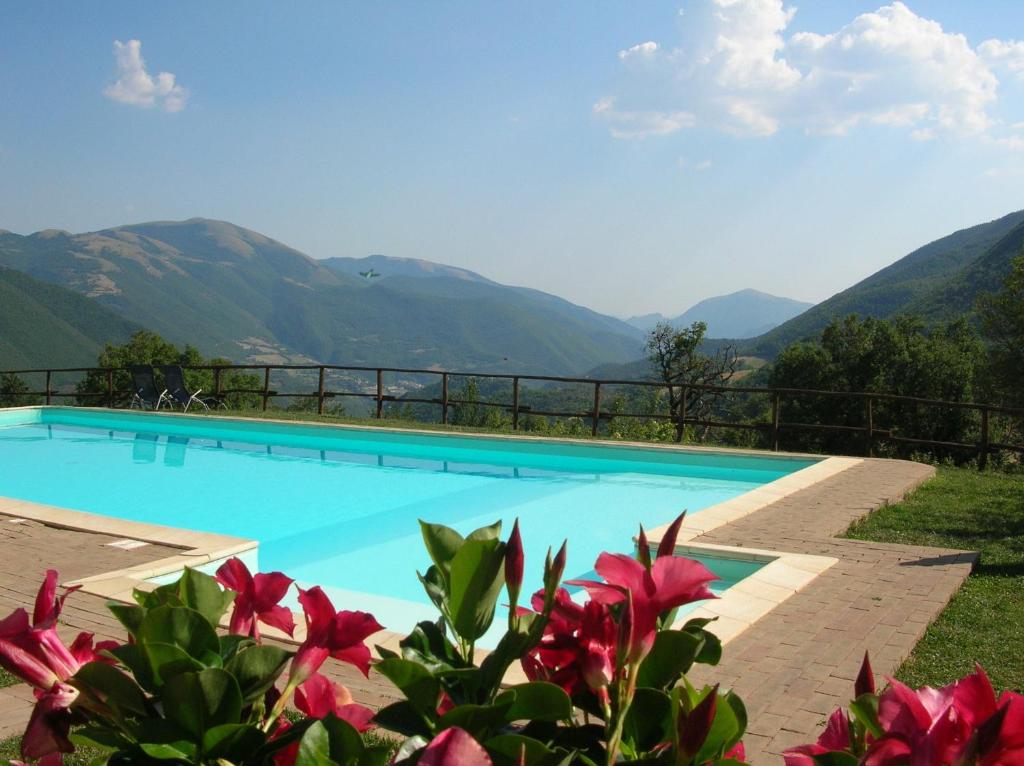 Vallo di Nera罗卡加丽农庄的一座山地游泳池