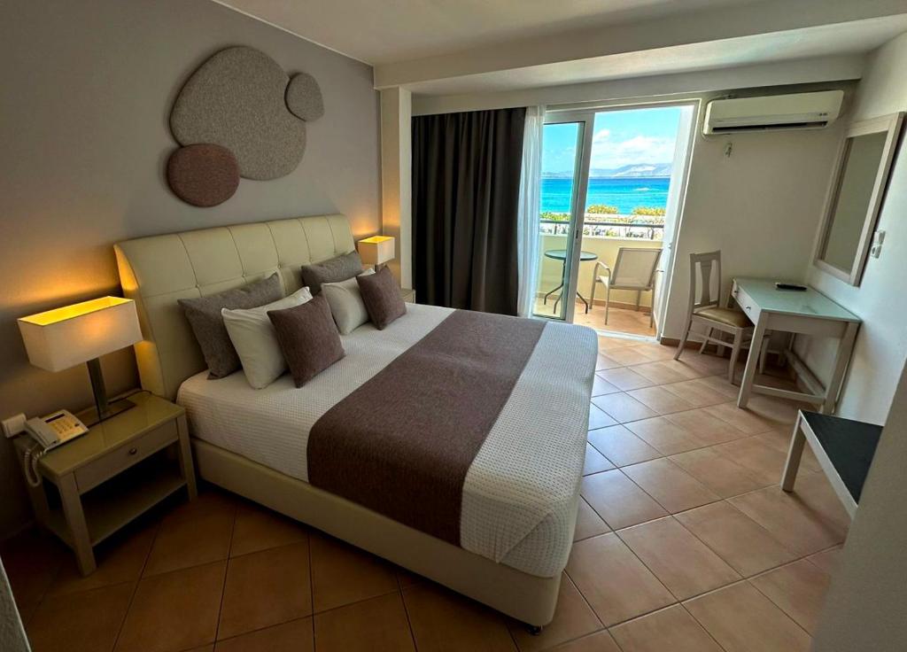 阿基欧斯尼古拉斯Faedra Beach的一间卧室配有一张床,享有海景
