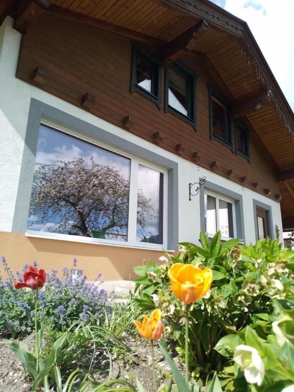 上韦拉赫Ferienhaus Herrenschmiede的前方有鲜花的窗户的房子