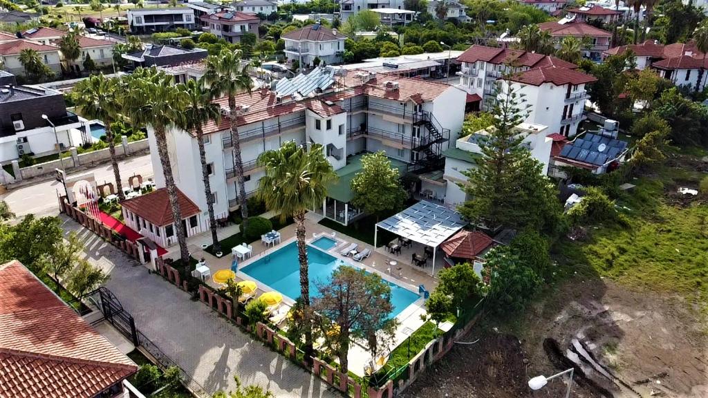 AğvaMiraSu Hotel的享有带游泳池的大房子的空中景致