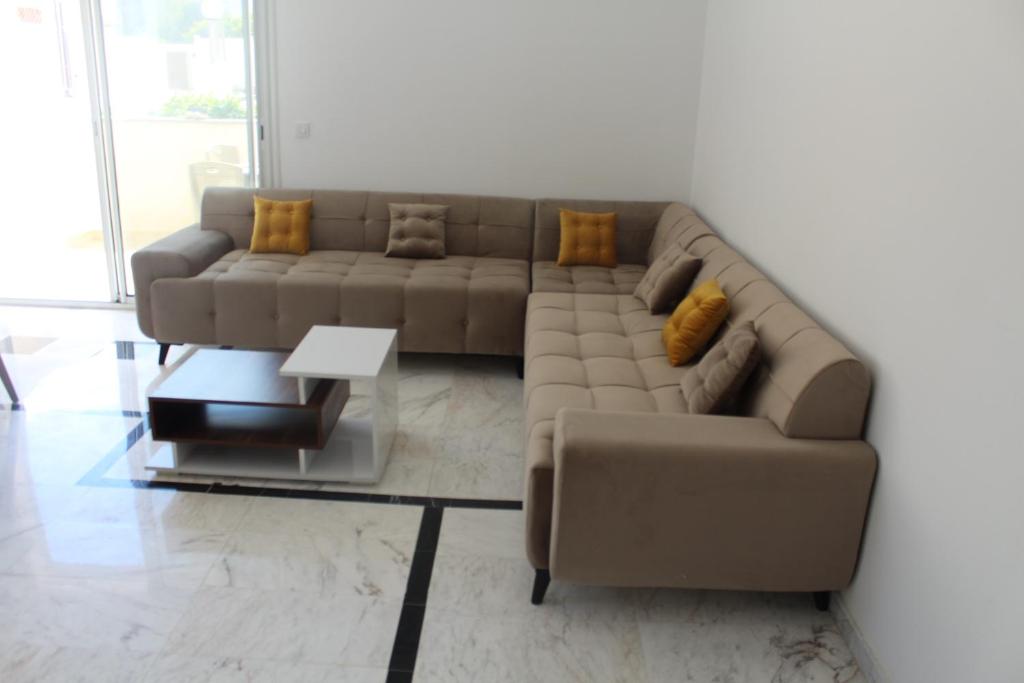RejicheRelaxing Vacation Stay in Mahdia的客厅配有棕色沙发和桌子