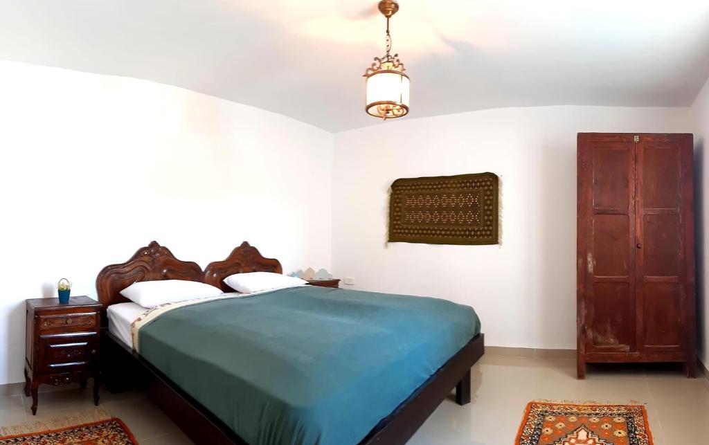 勾芒普莱奇Chez Ayedi - central and familiar atmosphere next to beach的一间卧室配有一张带蓝色床罩的床