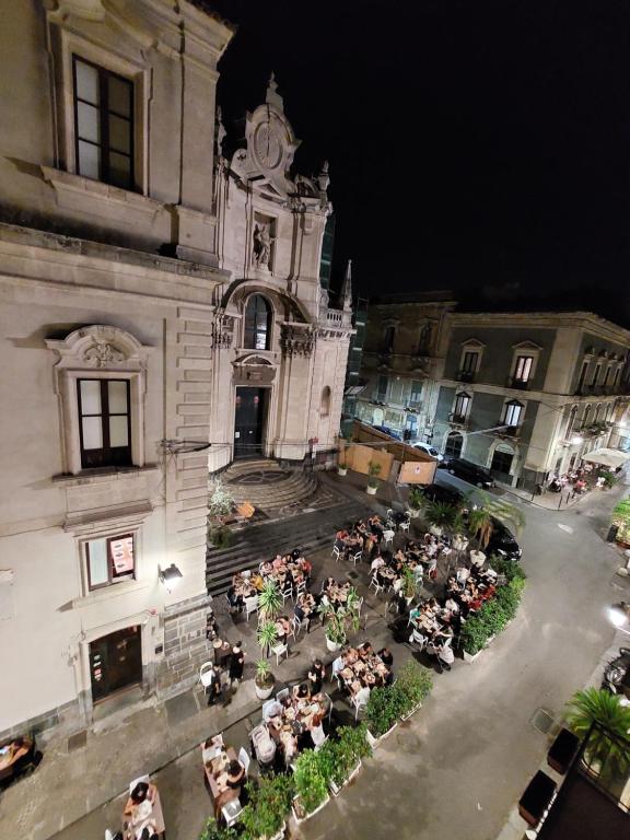 卡塔尼亚Terrazza San Camillo的一群人坐在大楼外