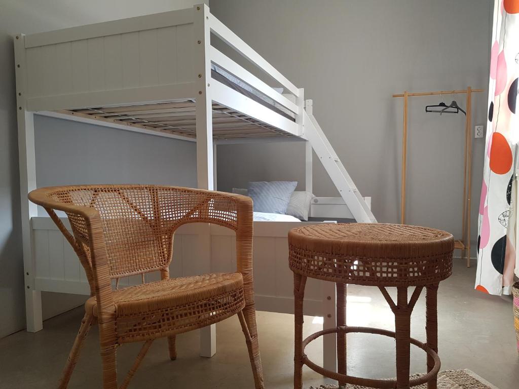 胡苏姆Sleeptide的一间卧室配有双层床、椅子和桌子