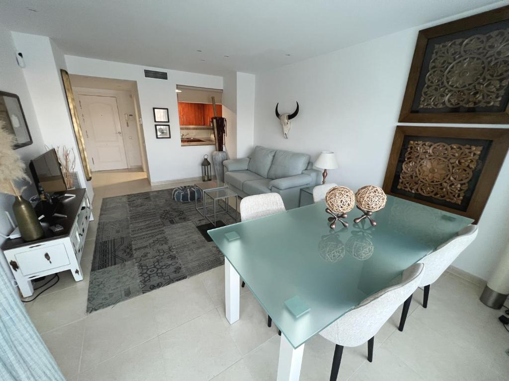 普拉加德阿罗La Bovila Apartment with exceptional yard的客厅配有绿色的桌子和椅子