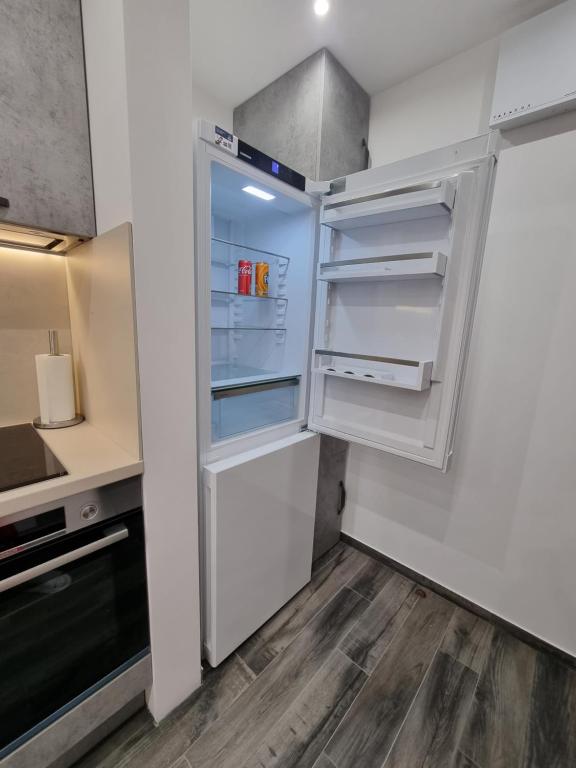 索非亚Apartment's Ortakchiev的厨房里设有冰箱,门开