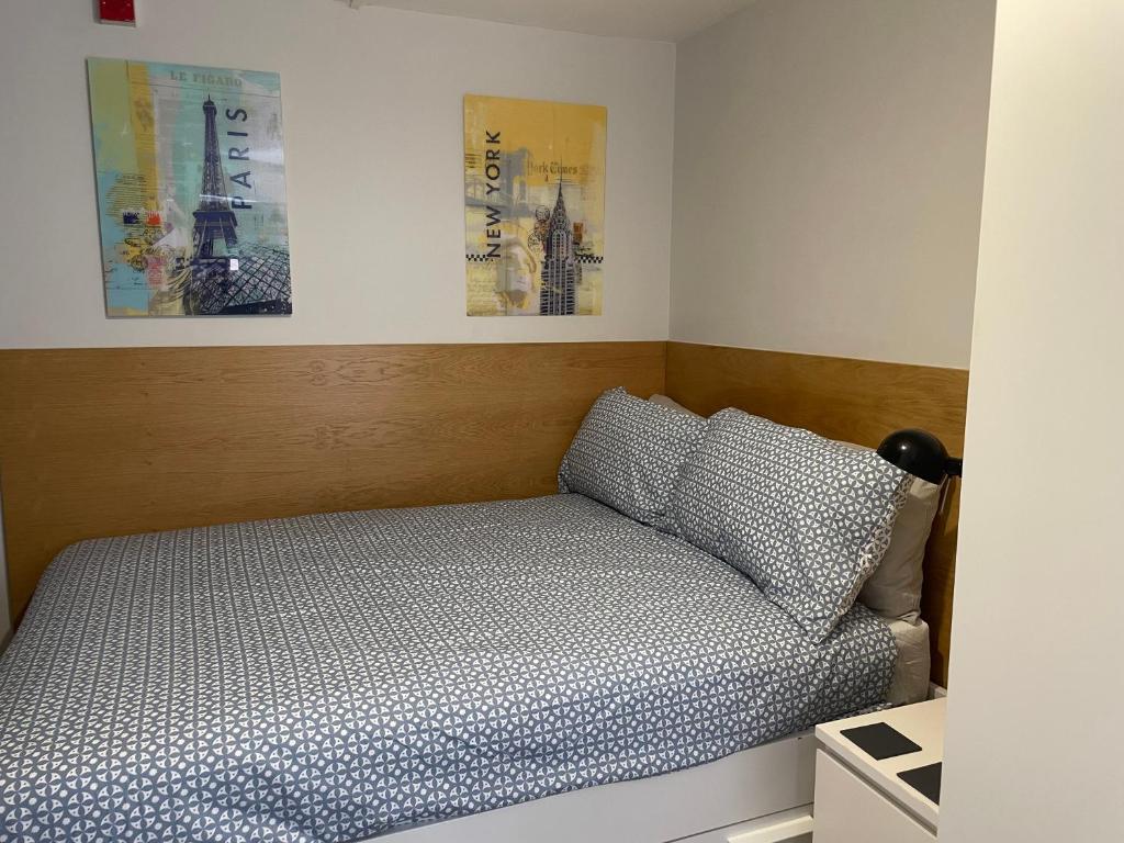 诺丁汉228 Cinderhill Road的一间小卧室,配有一张床和墙上的海报