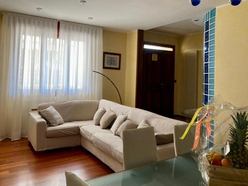 索托马里纳Chilli House的带沙发和玻璃桌的客厅