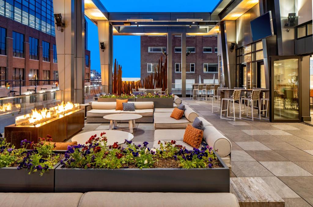 印第安纳波利斯Hyatt House Indianapolis Downtown的一座带桌子和鲜花的屋顶露台