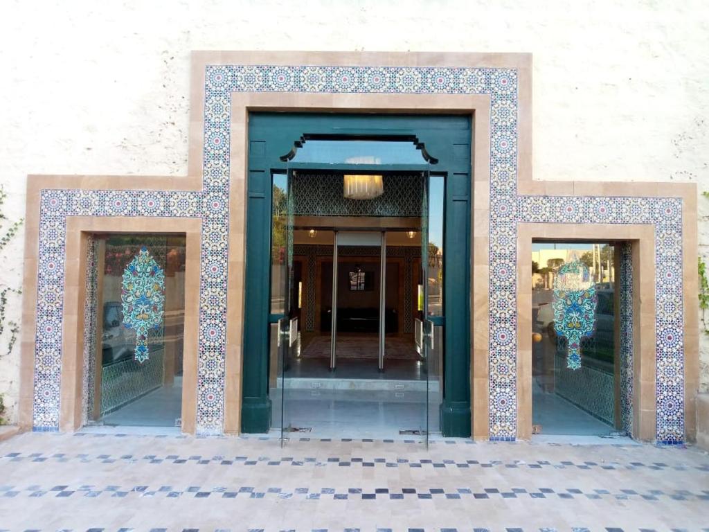 阿尤恩帕拉多尔酒店的玻璃门进入大楼的入口