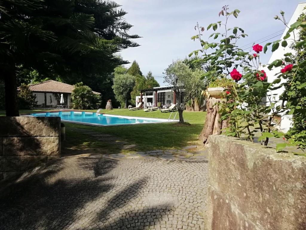 圣玛丽亚大德费拉Casa da Boavista的一座带房子的庭院内的游泳池
