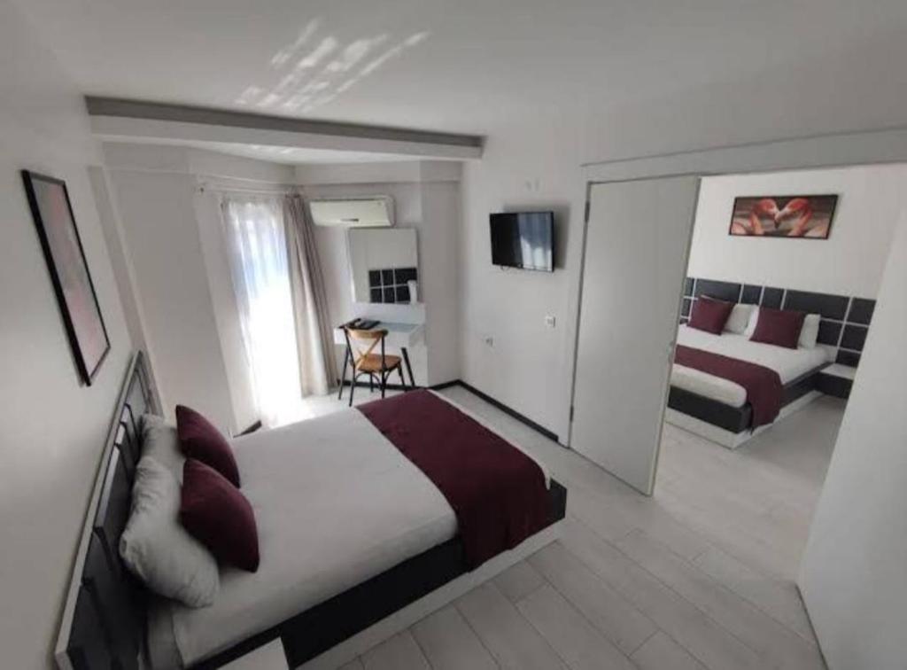 博德鲁姆WB Weekend Otel的酒店客房设有床和客厅。