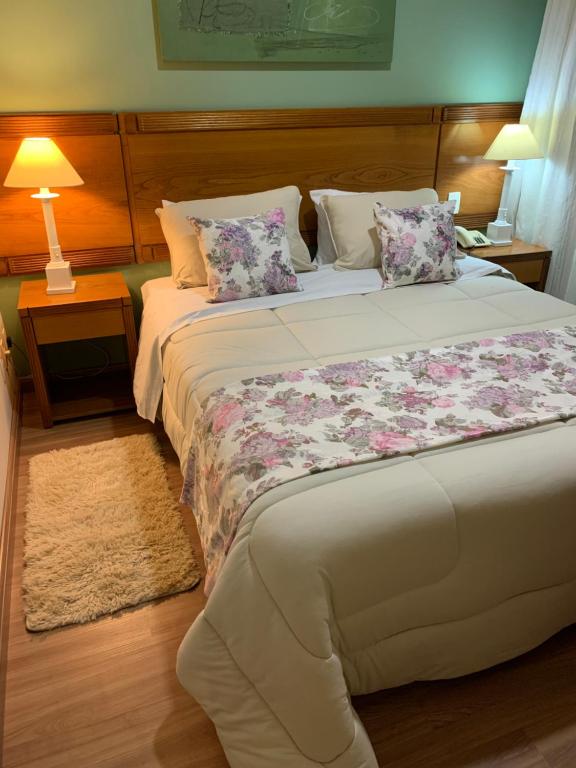 圣保罗EXECUTIVE SUITE 106a VILA OLIMPIA的一间卧室配有一张大床和两个枕头