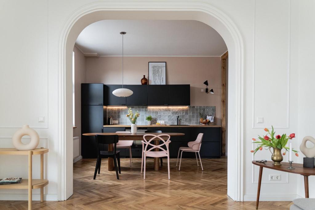 马尔肖HORAMI Villa - ORIGAMI Apartment mit Terrasse的厨房以及带桌椅的用餐室。
