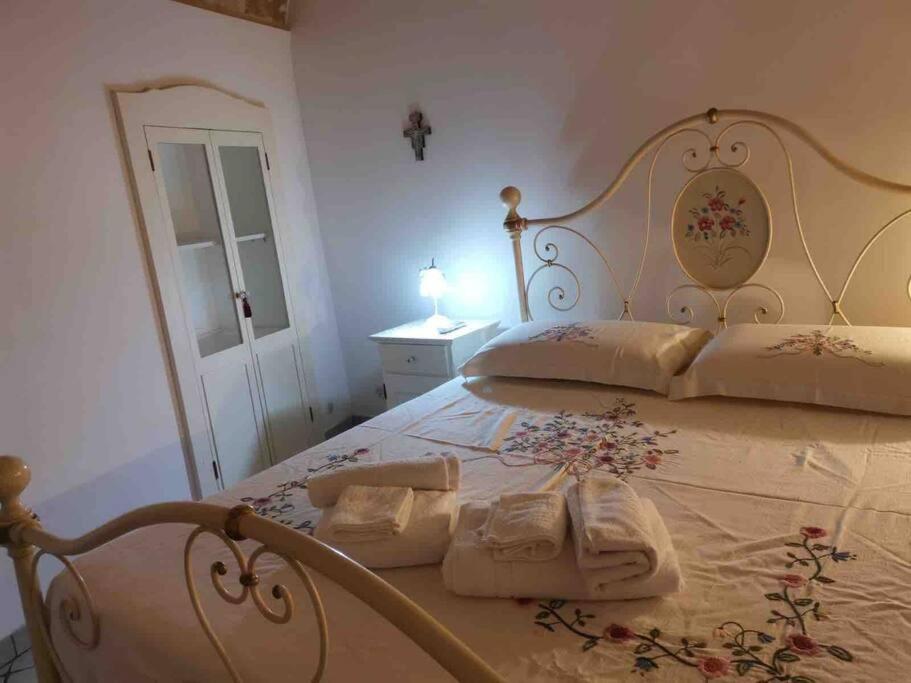 加利波利Casa Centro storico Gallipoli的一间卧室配有一张床,上面有两条毛巾