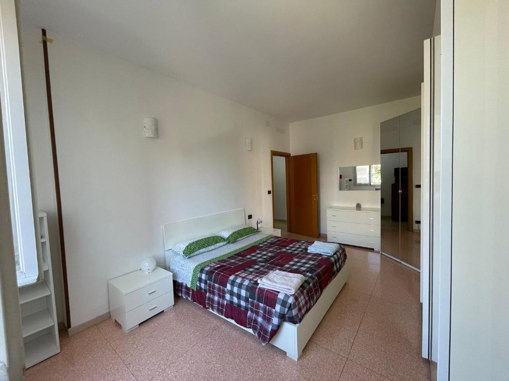 博洛尼亚Splendido appartamento in zona fiera a bologna的一间卧室配有一张带铺着平底毯的床