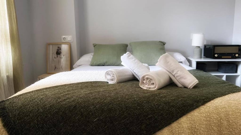 格乔La casita de Maria的床上有两条滚毛巾