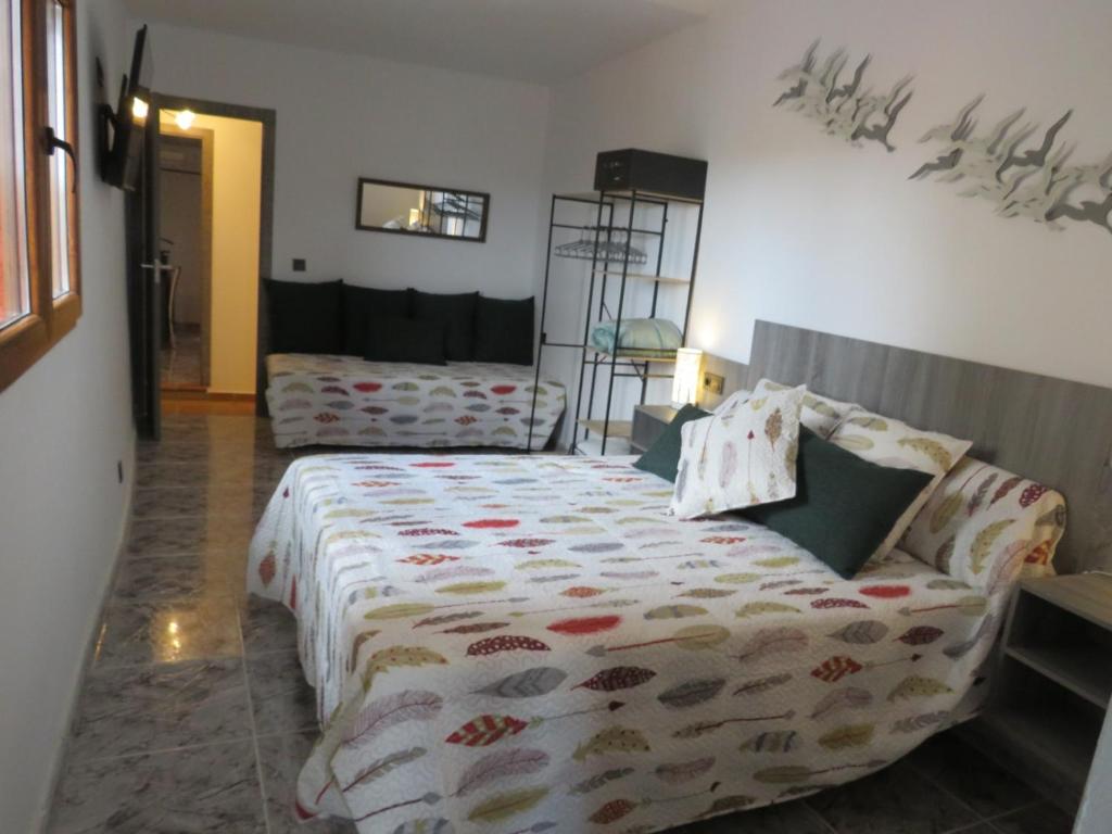 Casa Rural El Pescador的一间卧室配有一张床和一张沙发