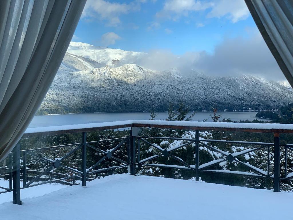 圣卡洛斯-德巴里洛切埃斯坦西亚德尔卡门山度假酒店的阳台享有雪覆盖的山脉美景。