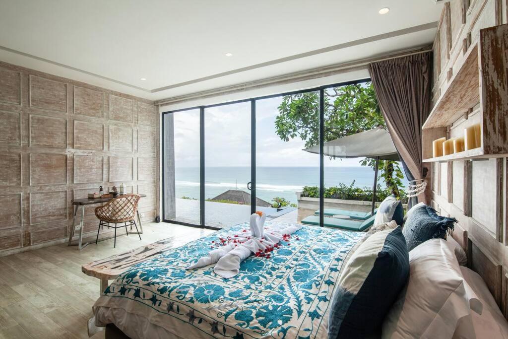 努沙杜瓦Cliff front luxury Olala Nusadua Beach的一间卧室设有一张床,享有海景
