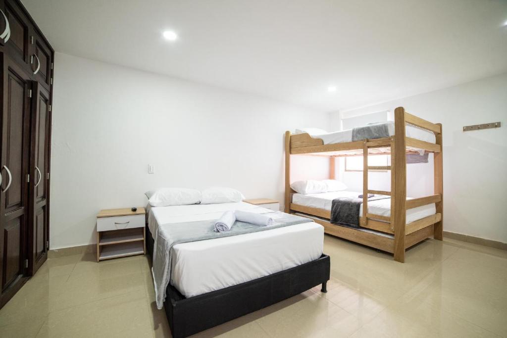 麦德林Experiencia Única Habitación Privada en Medellín A的一间卧室配有两张双层床。