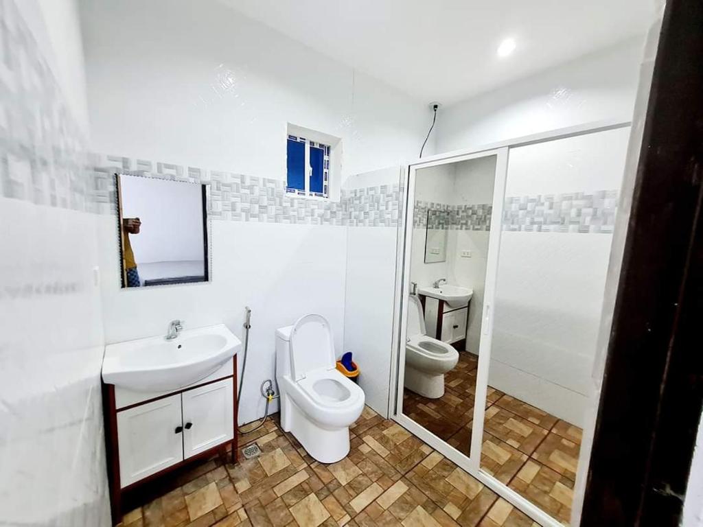 安吉利斯WYNDAM POOL VILLA的白色的浴室设有卫生间和水槽。